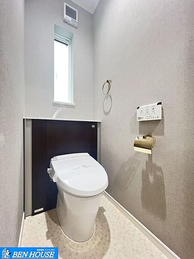 ウォシュレット付トイレ・窓付きで明るく換気も充分なトイレは温水洗浄便座仕様で清潔です・シャワー洗浄機能付のトイレは、清潔感が印象的な空間です・2ヶ所設置なので朝の忙しい時間帯もスムーズ
