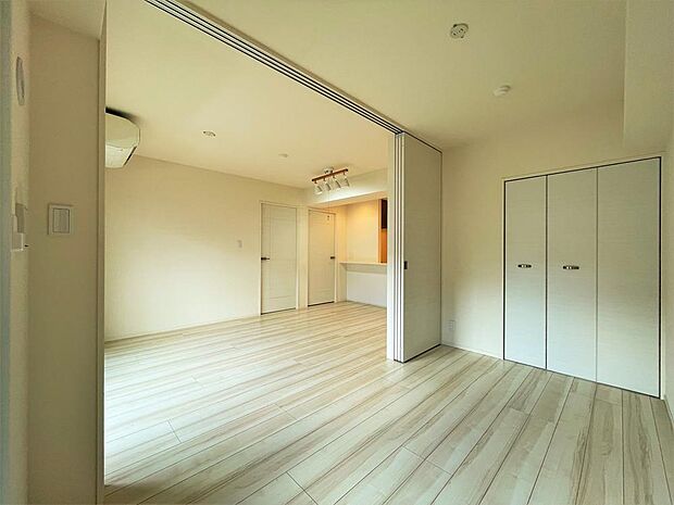 LDに隣接した洋室です。扉を開放して一体利用も可能で、シーンに応じて使い分けることができます。