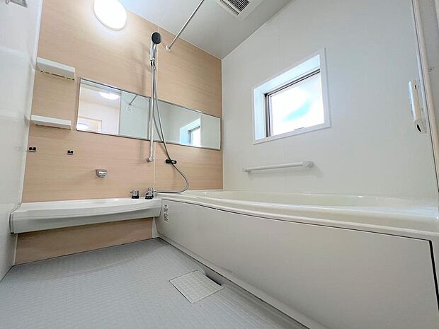 清潔感のある浴室。1日の疲れをゆっくりと癒してくれる空間です。