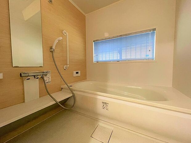 落ち着いた雰囲気の浴室。窓があり、お掃除の際の換気もしやすいです。