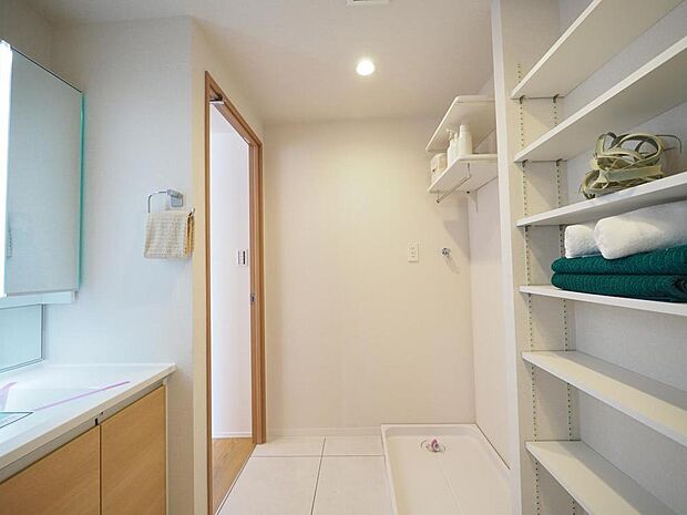 洗面室には、収納スペースがあります。お好みの高さに調節可能な可動棚付きです。