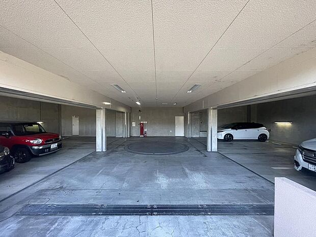 マンションの敷地内駐車場です。サイズ制限・最新の空き状況等、お気軽にお問い合わせください。