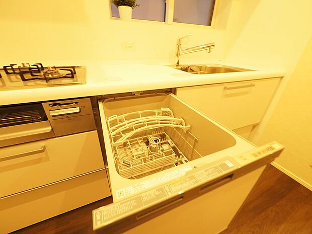 食器洗い乾燥機はビルトインタイプで、キッチンと同じカラーのため、見た目がすっきりとしています。