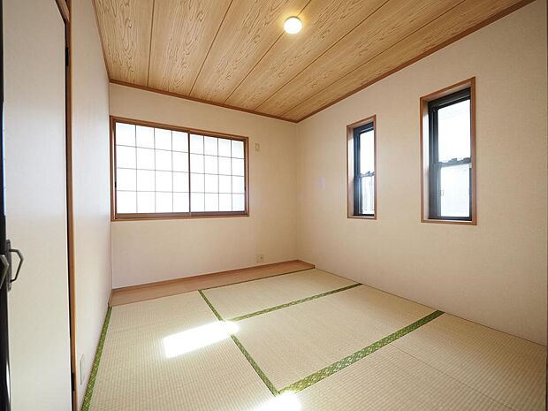 柔らかな色調で統一された和室は、畳の香りに包まれながら、癒やしのひとときを過ごせます。
