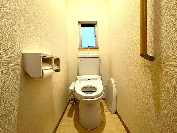 清潔感のあるトイレです。小窓付きで、こまめな換気が可能です。