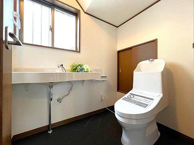 独立型の手洗いカウンターが備わっています。各階にトイレがあり、来客時にも気兼ねなく使えて便利です。