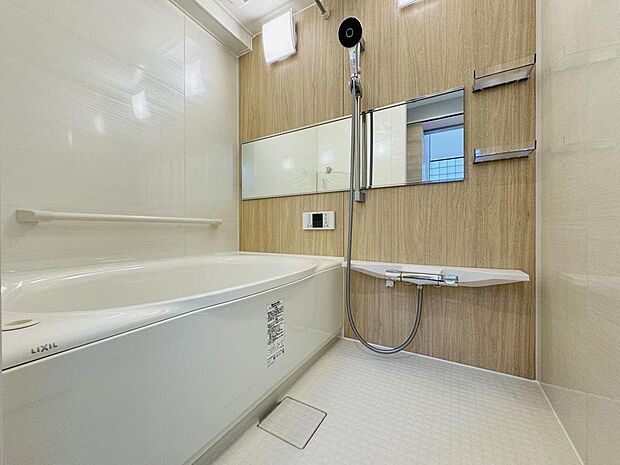 ゆったりとした気分で、湯船に浸かることができそうな浴室です。