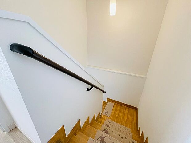 階段には、昇り降りをサポートしてくれる手すりが設置されています。