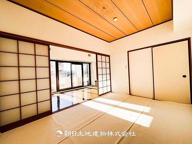 【和室】和室には洋室とはまた違った良さがある。畳の香りに癒され、日本を感じることのできる落ち着きある一部屋です。障子からこぼれる光も優しく心穏やかになる空間です。ここでお昼寝なんて・・・贅沢ですね。