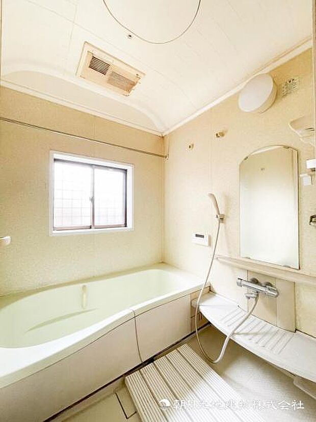【浴室】上品な色合いが魅力のバスルームは、ほっと落ち着く空間を作り出しています。広々とした浴槽で体を癒やしながら、疲れを取り除けるような仕様です。お子様と一緒に楽しく入るのもいいですね。