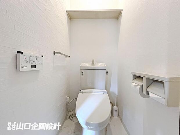 洗浄機能付き便座・壁面リモコン付きのトイレ