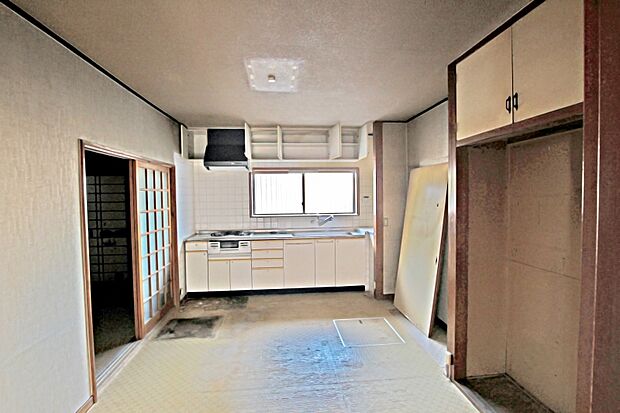 隣り合う和室を開放すれば、ひときわ広々とした空間になるダイニングキッチン。