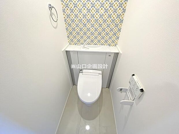 トイレ　収納スペースある温水洗浄便座(2階)　