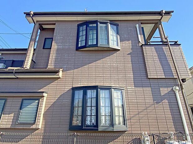 採光出窓を多用した重厚感のあるタイル張りの家！