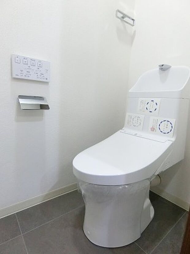 便器本体交換　温水洗浄便座付きのトイレです。