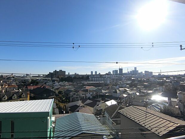 バルコニーからの眺望です。横浜の花火大会も遠望出来ます。