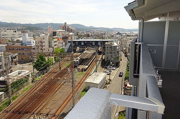 バルコニーからの眺望　尾崎駅がみえます。