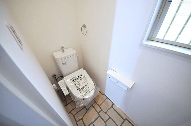 1階トイレ　1階2階トイレもきれいにリフォーム済み。便器や温水洗浄便座も新調しました。