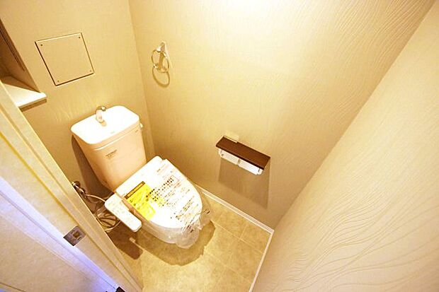 トイレ内もピカピカにリフォーム。便器や温水洗浄便座も新調済み。トイレ内の便利な可動棚も新調済みです。