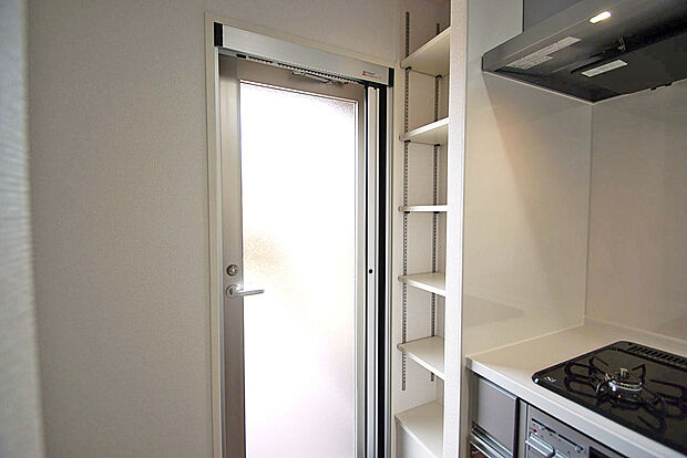 キッチン内の便利な可動棚を新調。換気やゴミ出しに便利な勝手口付きのキッチンです。