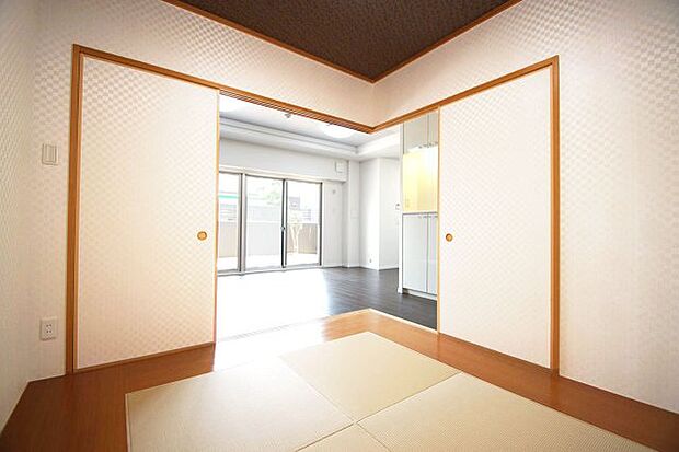 和室は半帖畳を新調し、クロスや縁甲板も張替え済み。モダンでスタイリッシュなお部屋になりました。