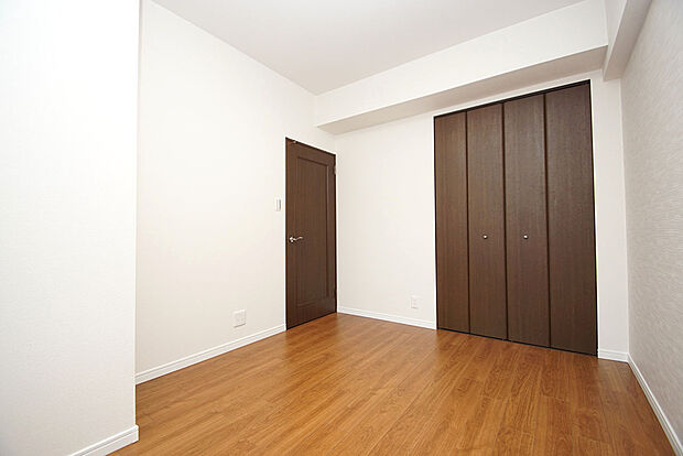 ゆったりとした洋室約6.3帖は、主寝室にぴったりのお部屋。クローゼット内部もきれいに新調済みです。