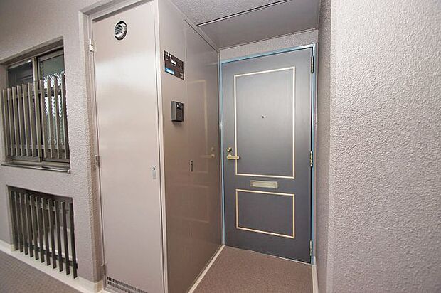 ドアの開閉時に通行の妨げになりにくく、プライバシーを保ちやすいアルコーブを設けた玄関。