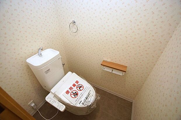 トイレ内もフルリフォームでピカピカに。便器や温水洗浄便座も新調済みです。