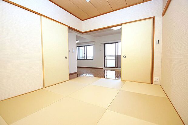 きれいになった和室は、襖を開放してリビングの一部としてもご利用可能です。