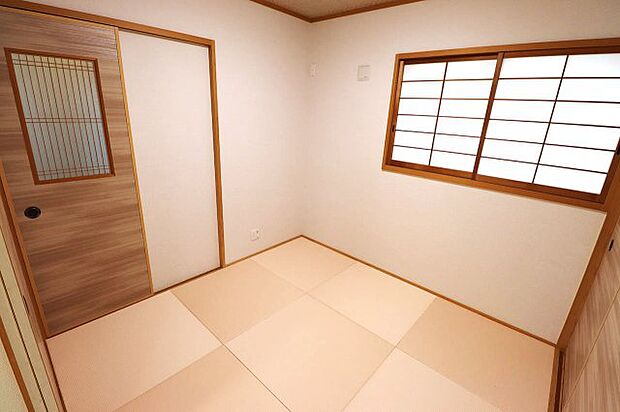 和室内は凛の襖や半帖畳で、和モダンなお部屋に仕上げました。寝室や客間としてもご利用頂けます。