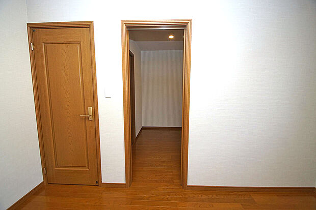 洋室約8帖にある約3帖の広々納戸。2階廊下からも出入りできる便利な2WAY動線です。
