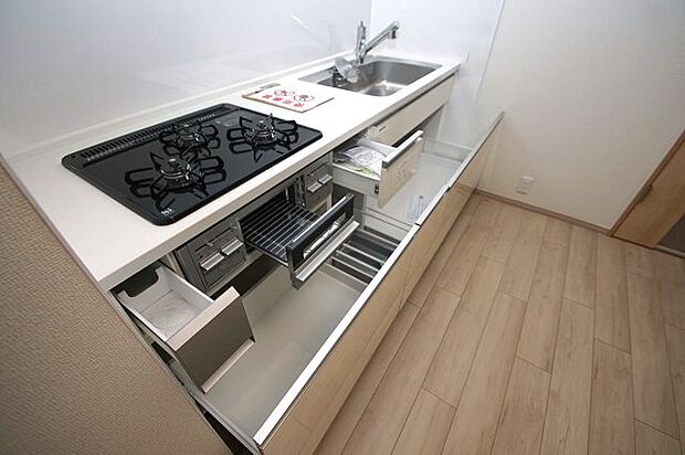 新調したキッチンは上下に収納が充実。足元は出し入れがしやすいスライドタイプです。