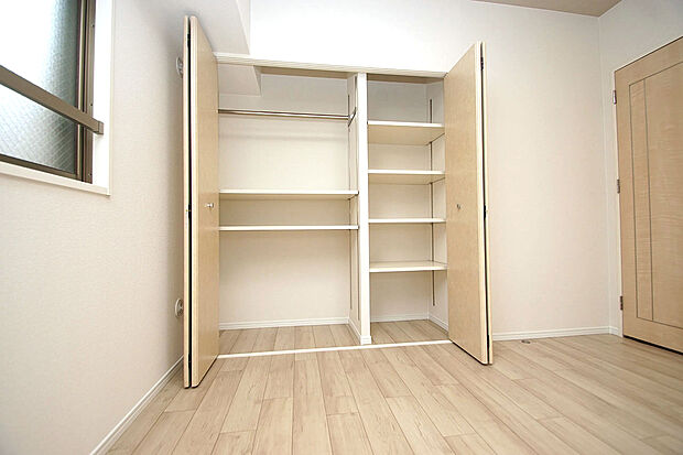 洋室約6.6帖は収納スペースたっぷり。お部屋が片付き、スペースをより広く使えます。