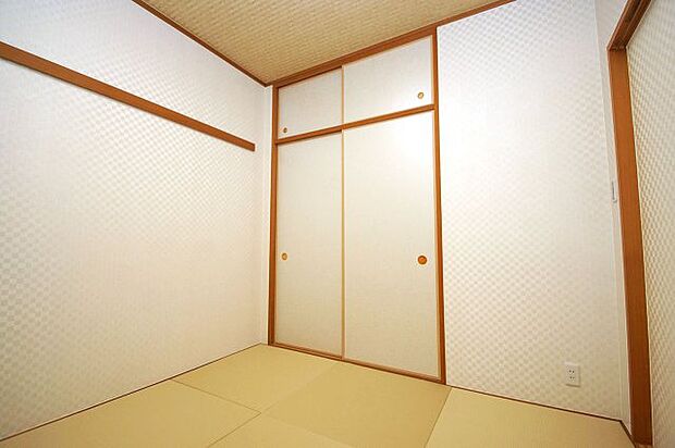 寝室や客間としても使える和室。押入れや天袋は凛の襖に張替えました。