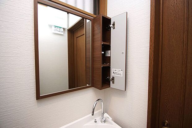洗面台の鏡横には、便利な収納棚が付いています。
