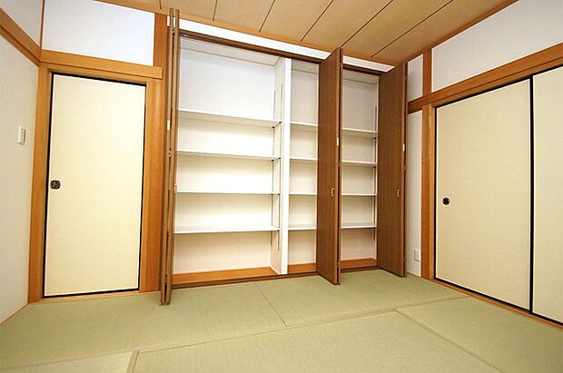 押入に加え、ワイドな物入も付いた和室。片付けやすくお部屋をより広く使って頂けます。