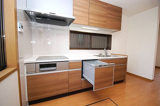 新調したキッチンはうれしい食洗機付き。温かみがあり床色にも合ったライトミディアムの扉色です。
