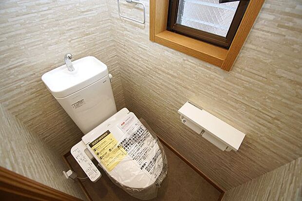 トイレ内もピカピカにリフォーム。便器や温水洗浄便座も新調済みです。