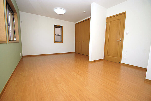 広々空間の洋室約12帖。クロス張替えや床フロアタイル貼りを施し、きれいになりました。