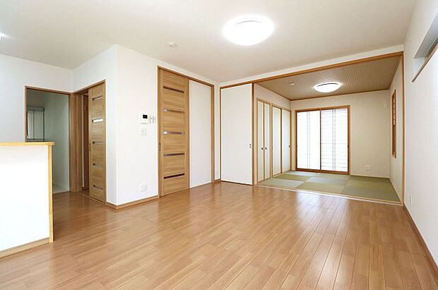 続き間になった和室の襖を開放すると、さらに広々としたゆったり空間が実現します。