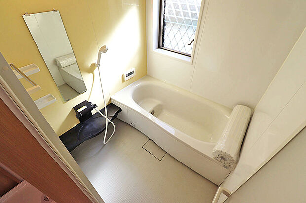 ゆったりとリラックスできるバスルーム。水栓や鏡、タオル掛けは新調済みです。