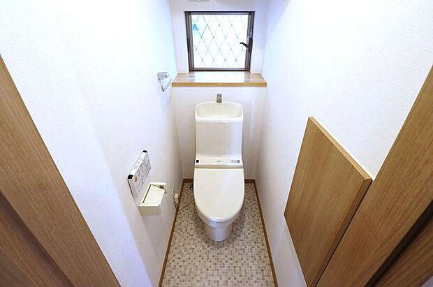 トイレ内のクロスもきれいに張替え済みです。