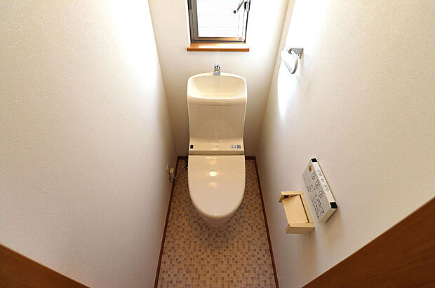 2階トイレもクロスをきれいに張替えました。