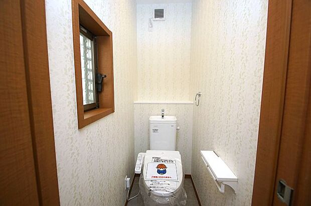 トイレ内もフルリフォームで一新。便器や温水洗浄便座も新調済みです。