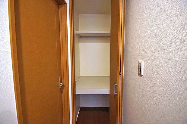 2階廊下にある便利な物入。整理しやすい棚付きの物入です。