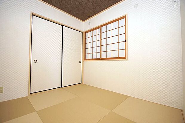 和室は光沢のあるシャープなクロスに張替え、おしゃれな半帖畳も新調しました。