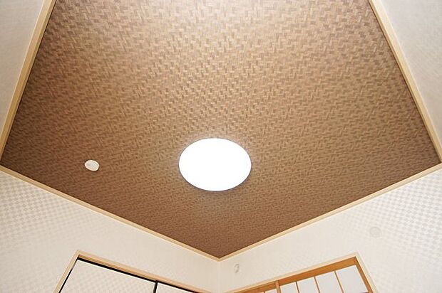 和室の天井部分にはシックなアクセントクロスを施し、モダンなお部屋に仕上げました。