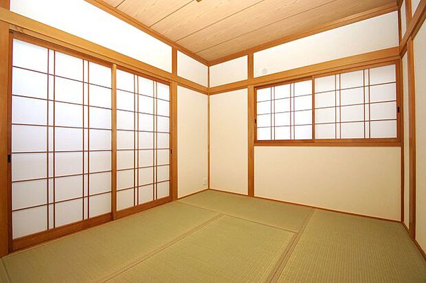 6帖の和室は畳表替えや障子、襖もきれいに張替え済み。趣のある純和風のお部屋です。