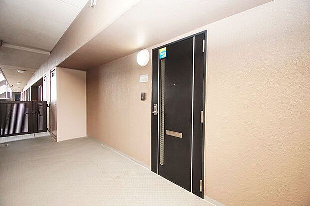 戸建て感覚を味わえて、プライバシーも守られる広々としたポーチ付きの玄関。