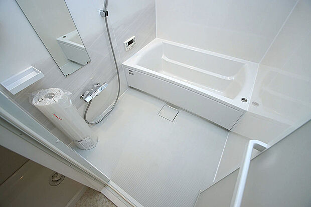 タカラスタンダードのシステムバスを新調。白を基調とした清潔感のあるバスルームです。